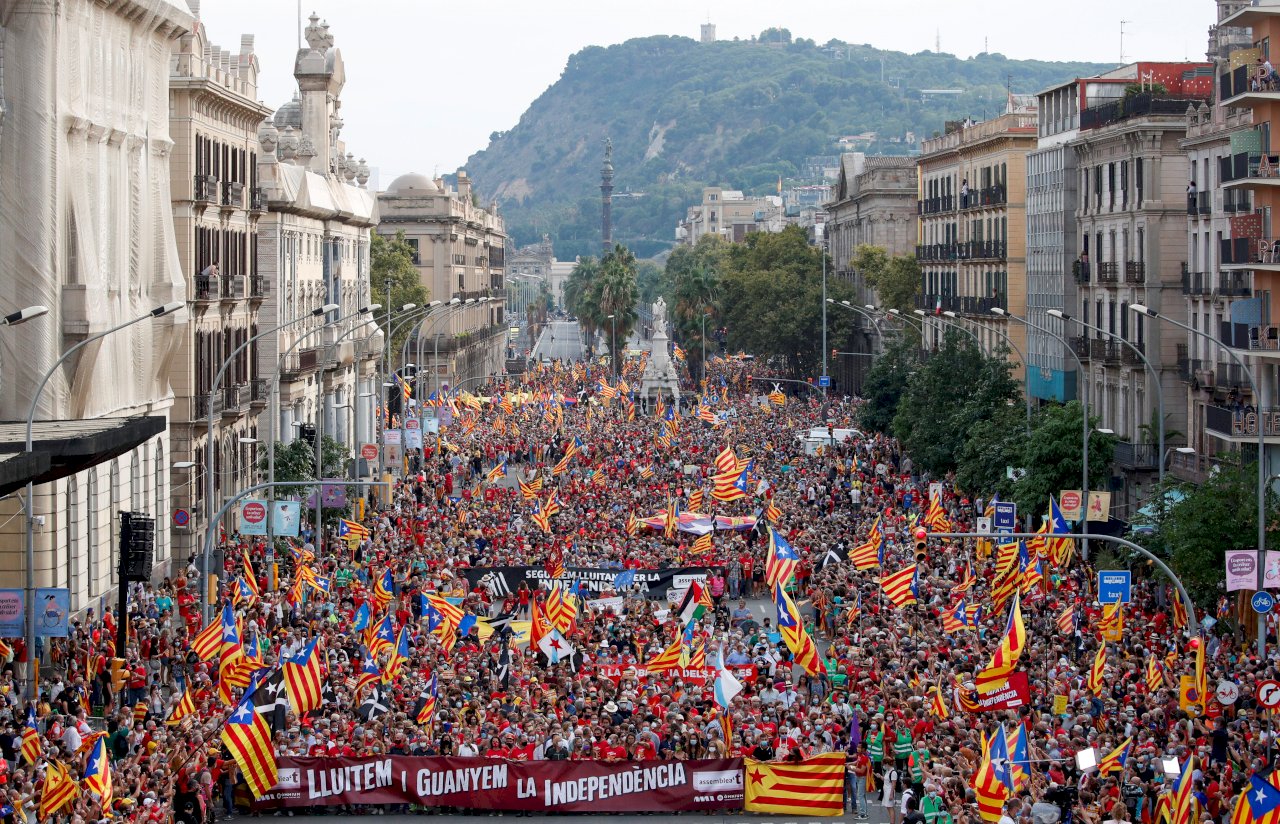 持續爭獨立 加泰隆尼亞逾十萬人上街示威