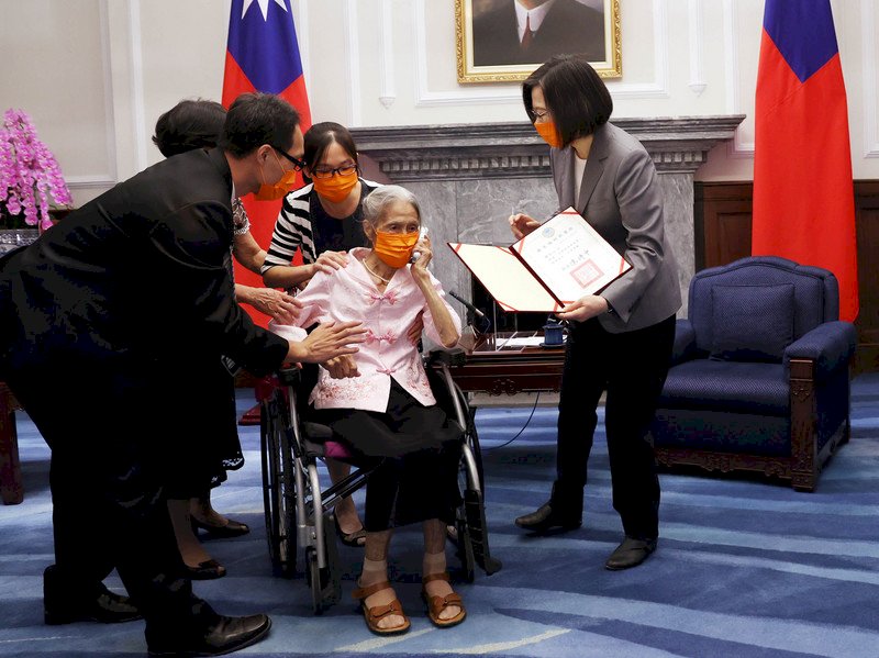鍾信心服務護理界80年 總統親頒首座台灣護理典範獎表揚