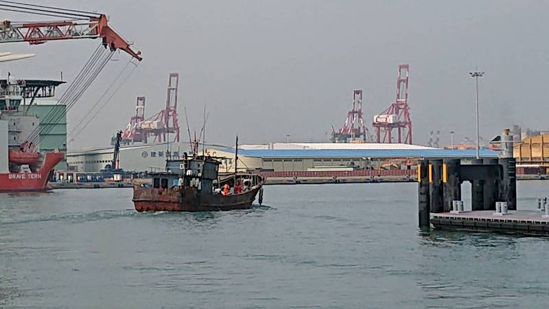 中國籍漁船越界捕魚 重罰81萬後驅離