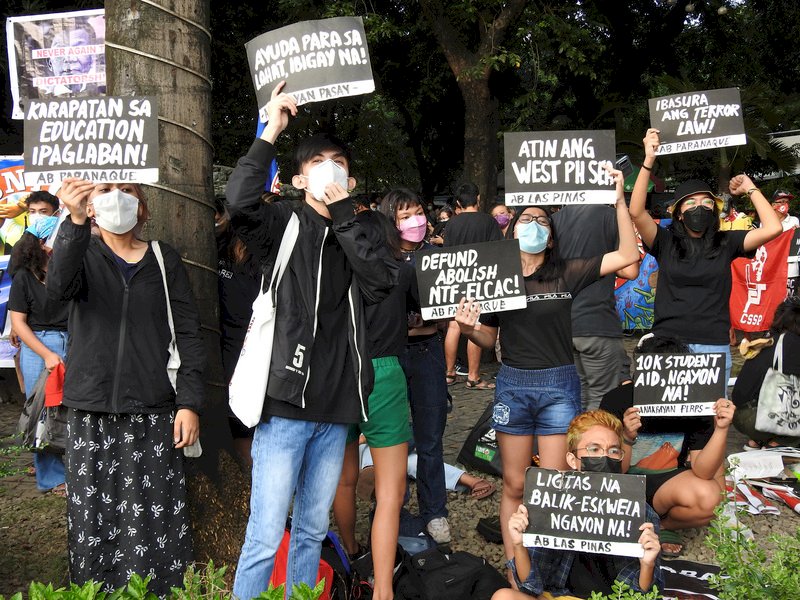 菲律賓戒嚴49週年 千人示威籲勿讓專制復辟