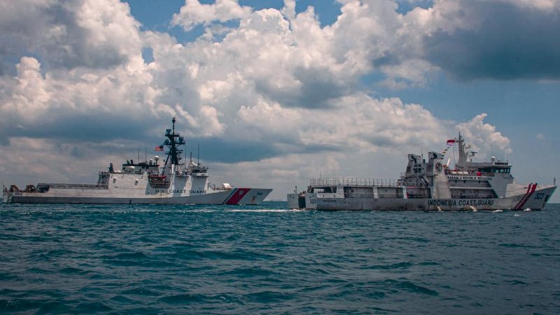美軍海巡艦穆洛號與印尼在新加坡海峽演習