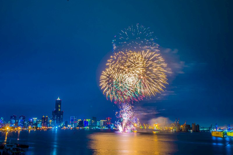 國慶焰火今晚登場  大批遊客湧入高雄港