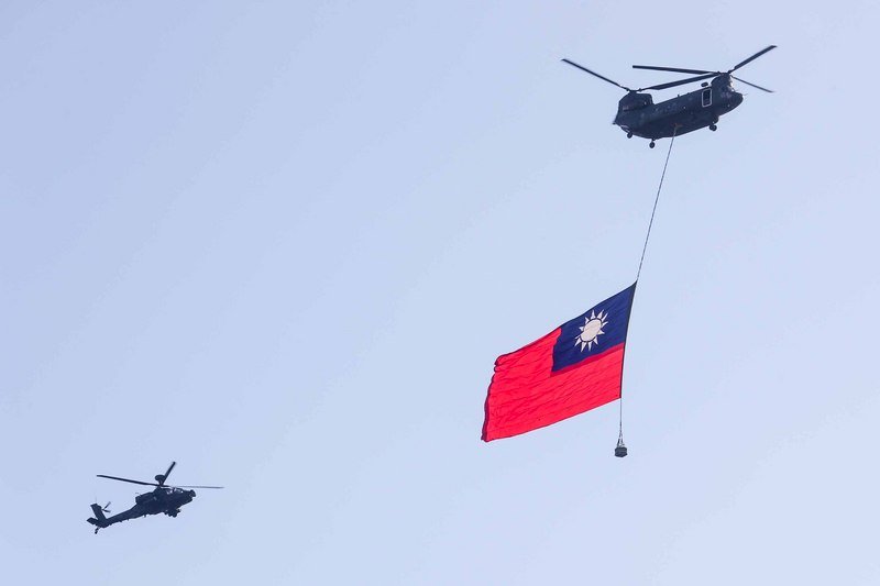 國慶預演  CH-47吊掛巨幅國旗飛越台北上空 (影音)