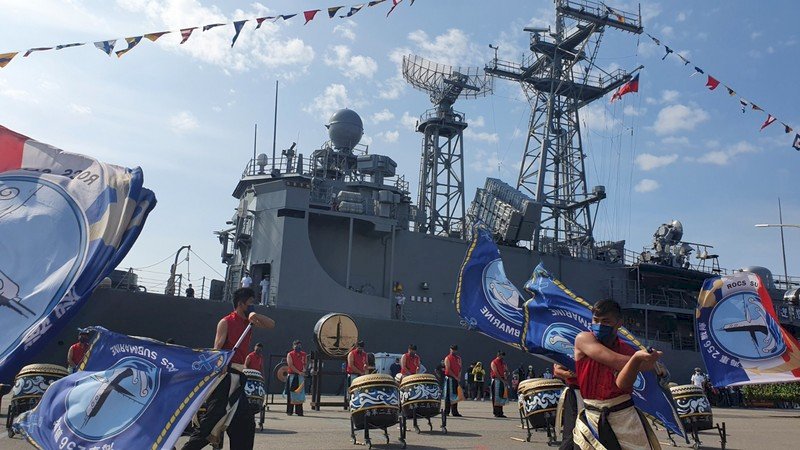 迎雙十國慶  海軍開放高雄新濱碼頭登軍艦參觀