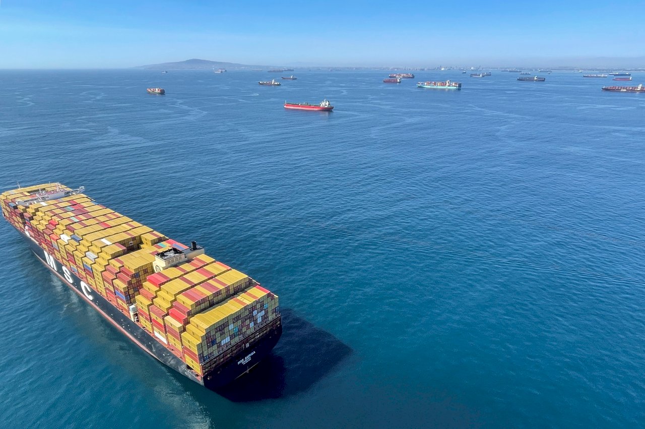 塞船未緩和 加州港口貨櫃船排隊數量天數創新高