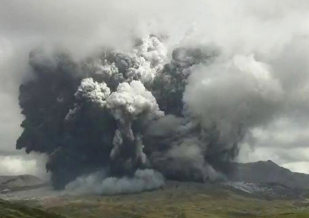 日本阿蘇火山噴發 觀光客佇足觀看噴煙遊興不減