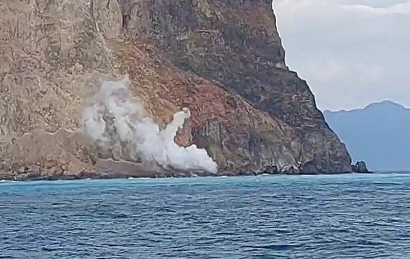 疑似地震影響  龜山島龜首海域噴發大量磺煙