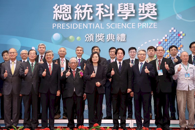 頒發2021總統科學獎 總統：陳長謙為台灣生技研發奠定基石