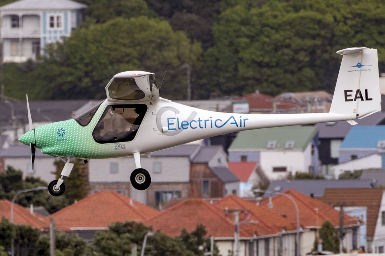 開電動飛機飛越庫克海峽 紐西蘭男子締造歷史