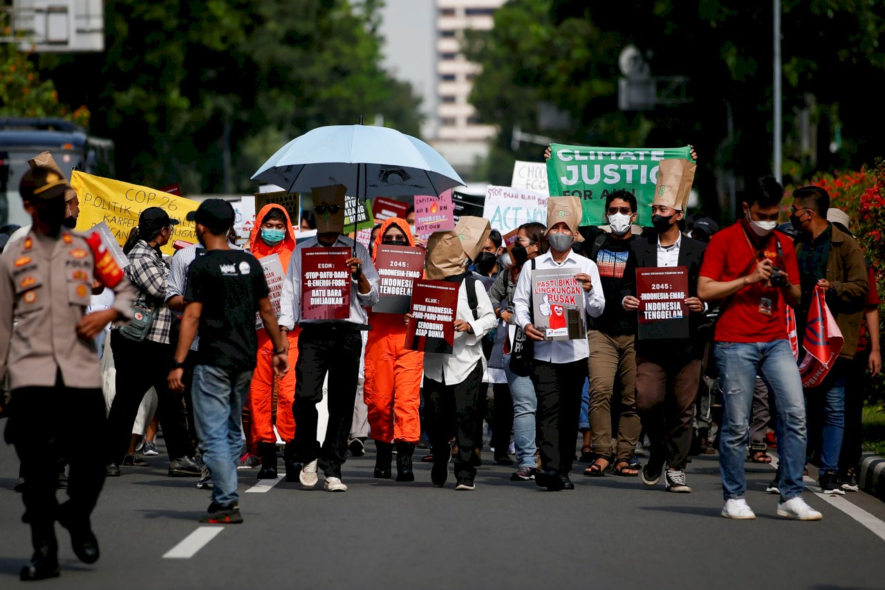質疑印尼政府背棄COP26承諾 數百人雅加達街頭抗議