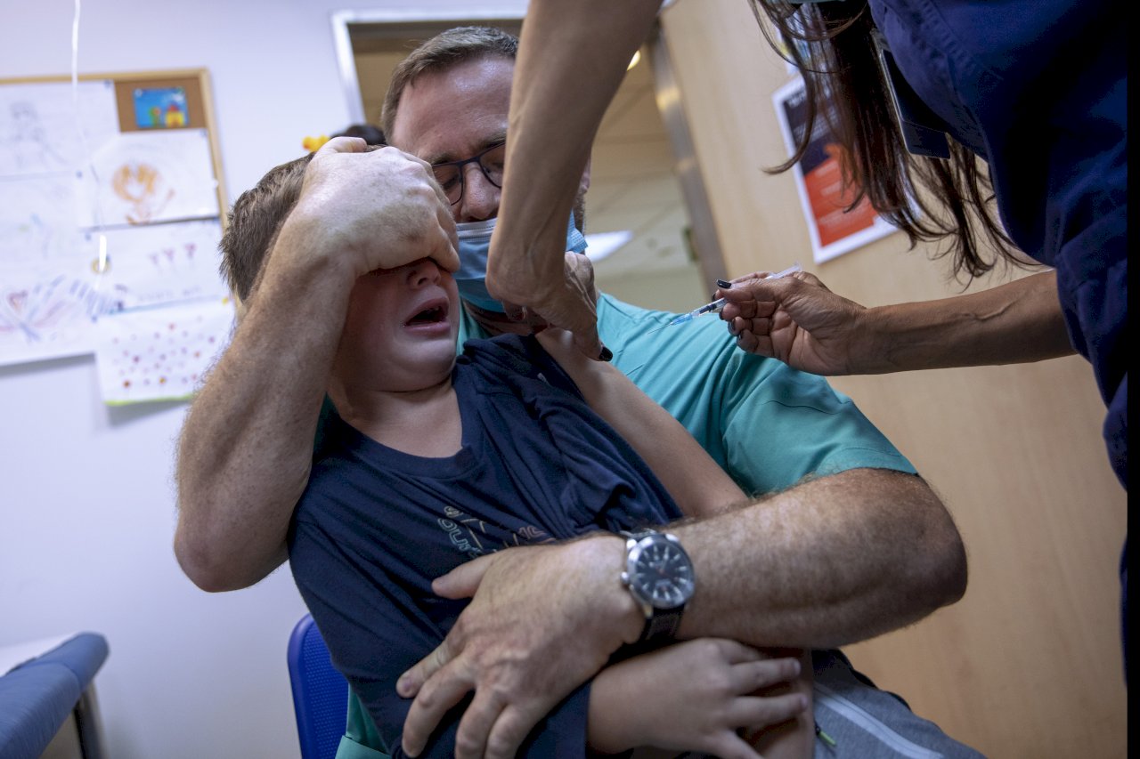 以色列5-11歲幼童接種疫苗 總理之子也要打