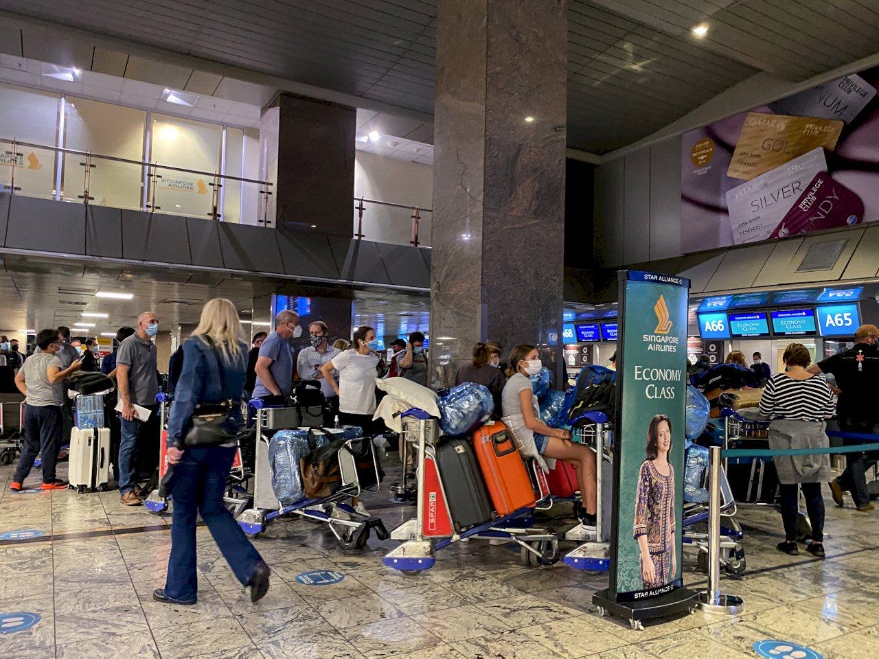 防變種病毒Omicron國際接連祭入境禁令 南非機場湧現人潮搶搭機