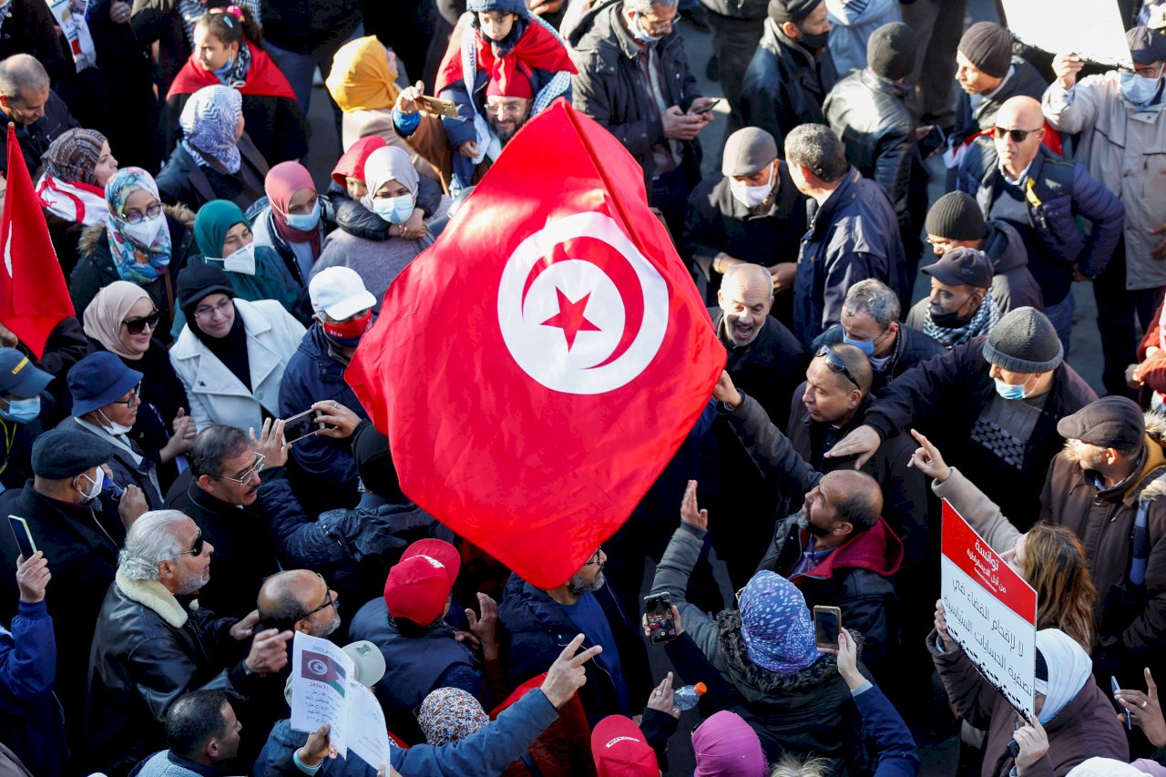 不滿總統奪權暫停國會 上千名突尼西亞人首都抗議
