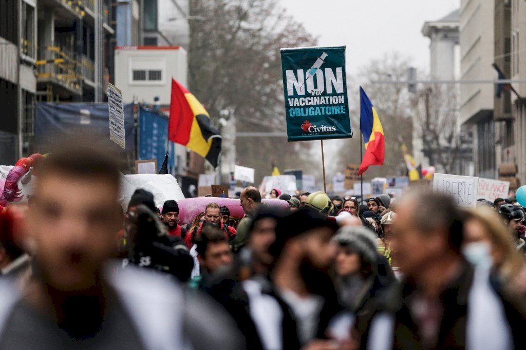 比利時不滿防疫措施民眾又上街頭  與警方爆發衝突