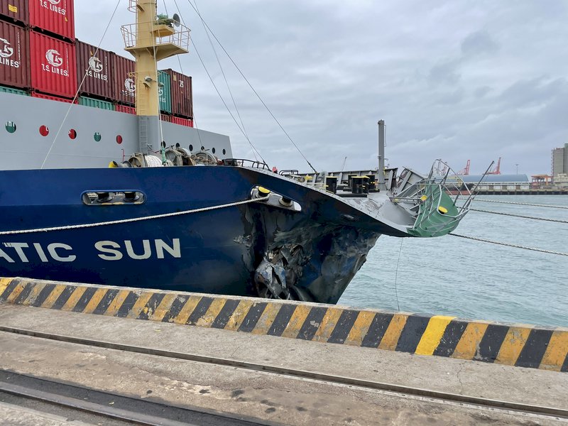 貨櫃船撞上台中港碼頭 航港局調查釐清