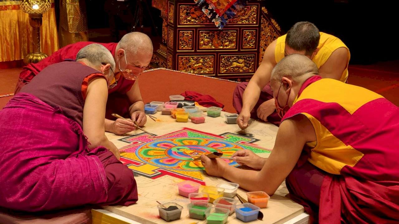看藏僧砌繪精美沙壇城  闡釋沙築世界「一切成空」