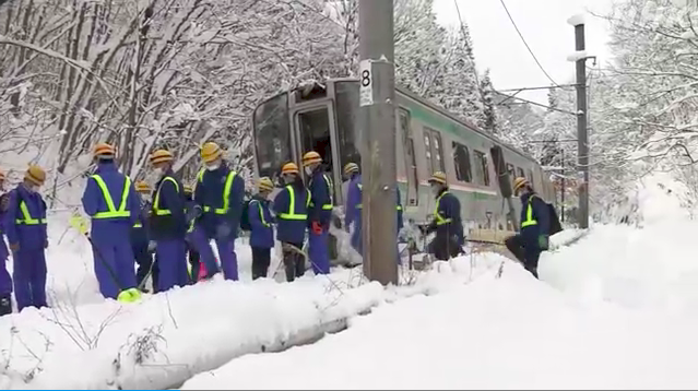 日本暴雪電車撞上橫倒樹 60乘客雪中受困2小時