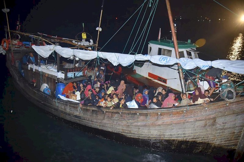 印尼海軍救援洛興雅難民船 拖拉19小時靠岸