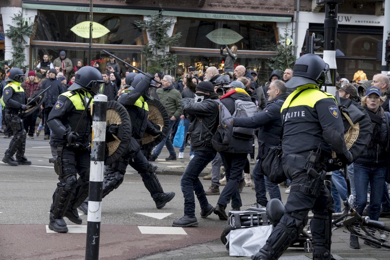 荷蘭數千人抗議疫情封鎖措施 鎮暴警察驅散