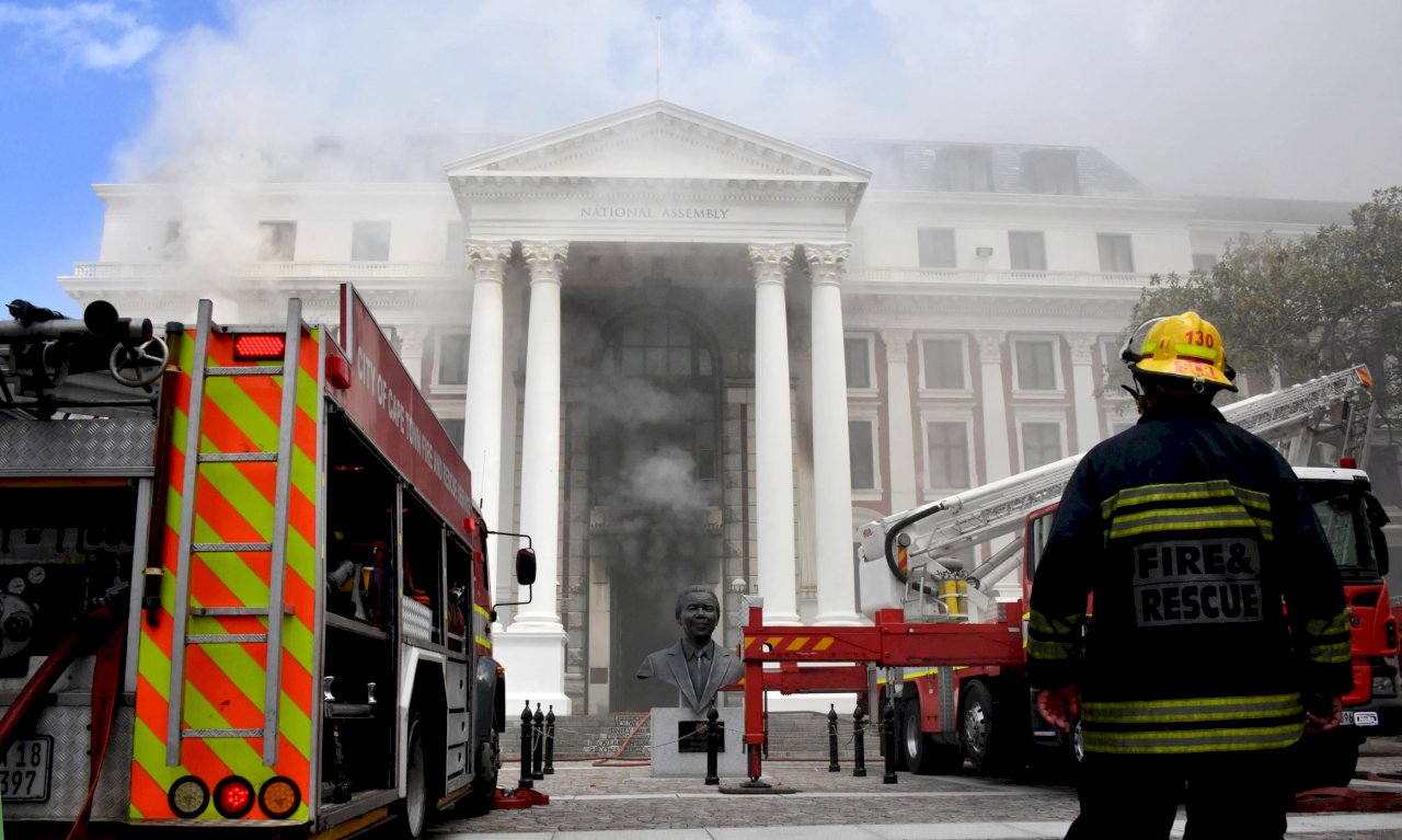 南非國會大廈遭大火重創 警方逮1嫌犯