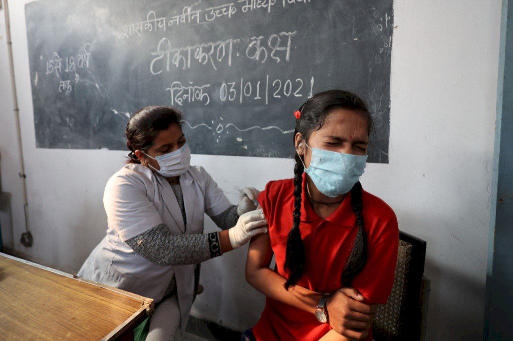 憂Omicron疫情擴大 印度開始為青少年接種疫苗