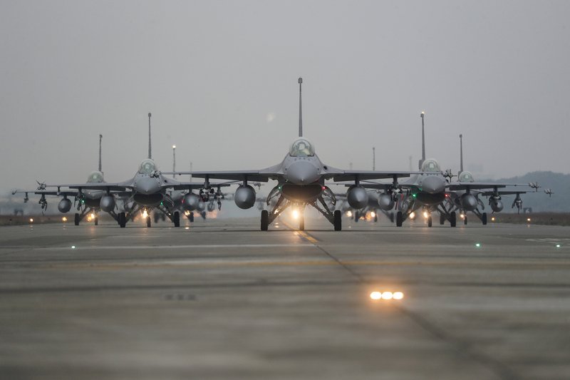 空軍大秀肌肉！  F-16V戰機嘉義基地群集大象漫步(影音)