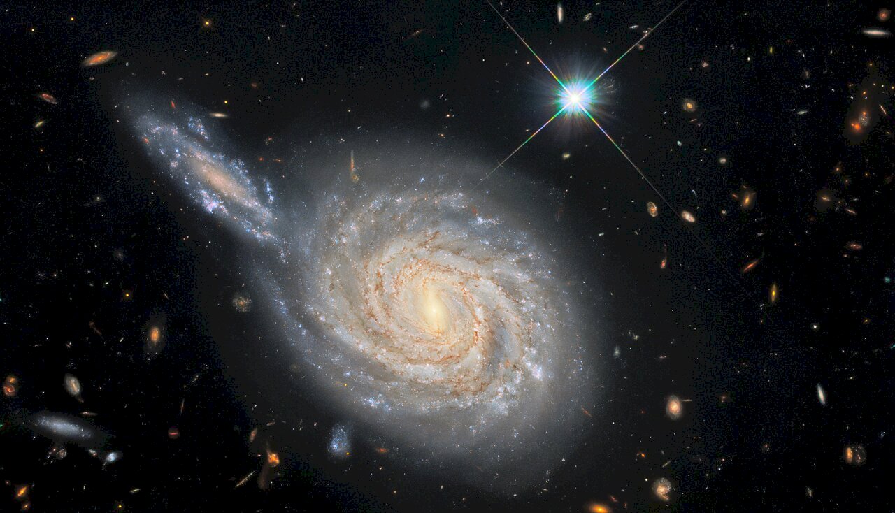 哈伯望遠鏡捕捉到兩星系同框畫面 看似即將相撞