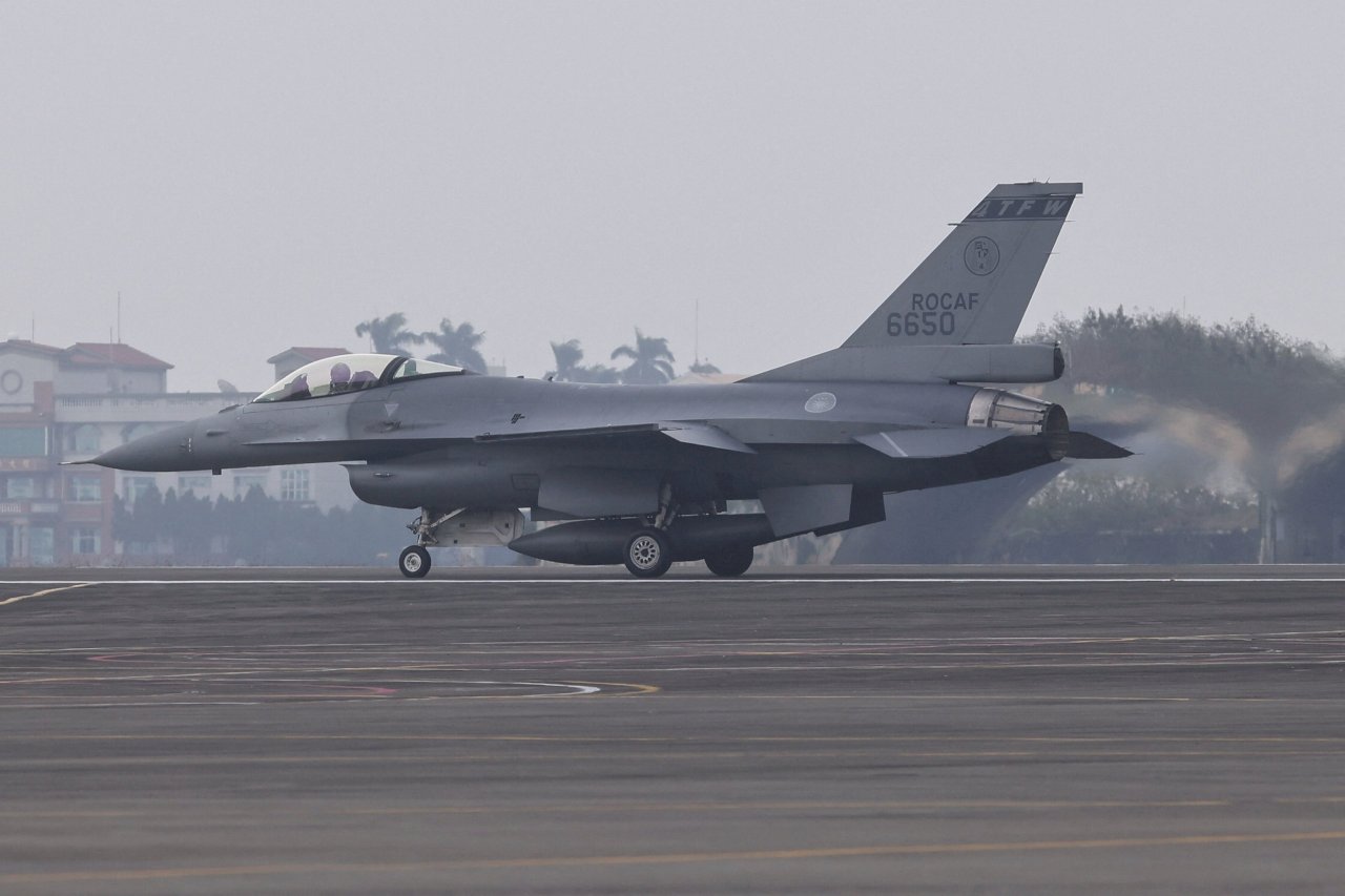 F-16V墜海搜救持續 空軍下令暫停同型機戰演訓任務