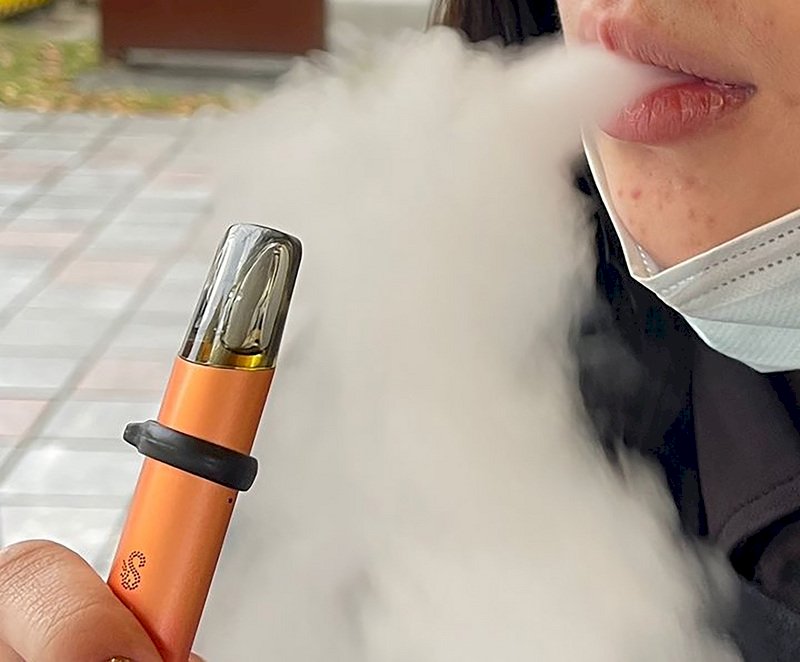 菸害防制法修正惹議 陳時中：立法管制輔導新型菸品 非底線倒退