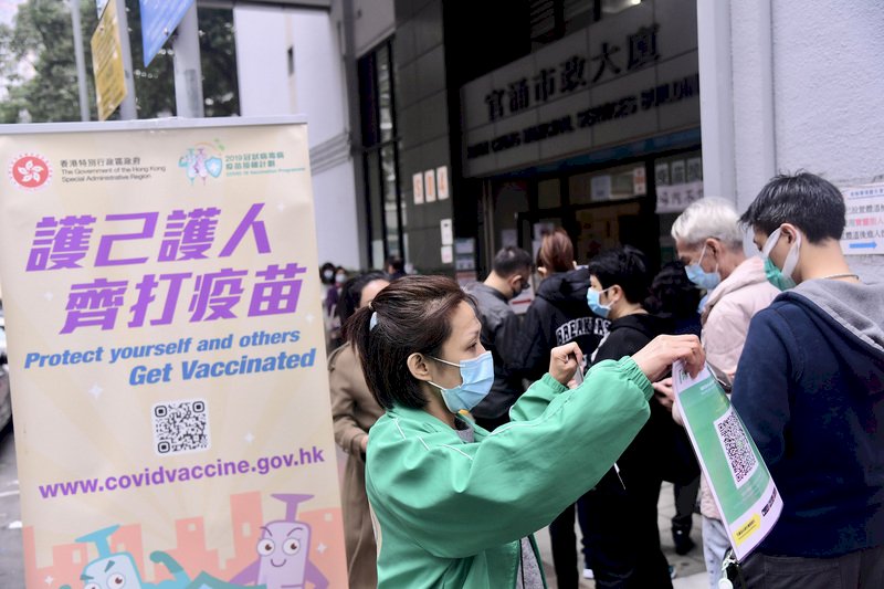 長者疫苗接種率低 香港單日確診人數可能破2萬