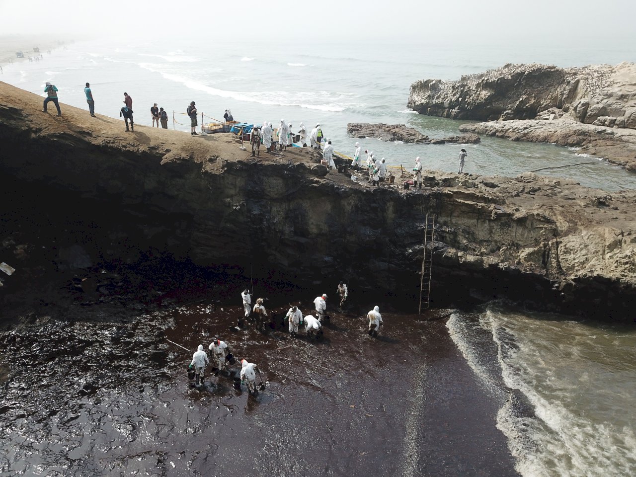 漏油危機重創21處海灘 祕魯祭出緊急環境命令