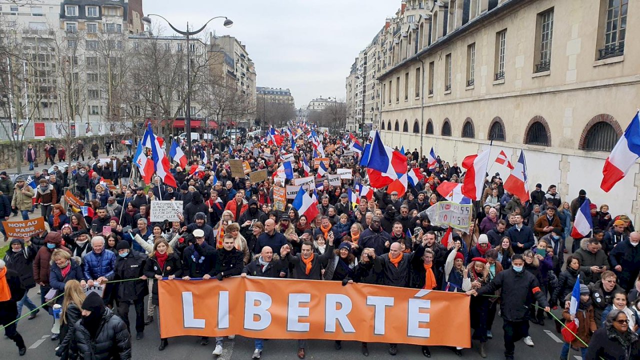 抗議疫苗通行證 法國3萬8千人抗議