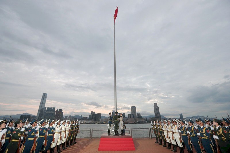 共軍駐港部隊 首次在中區碼頭舉行升旗禮