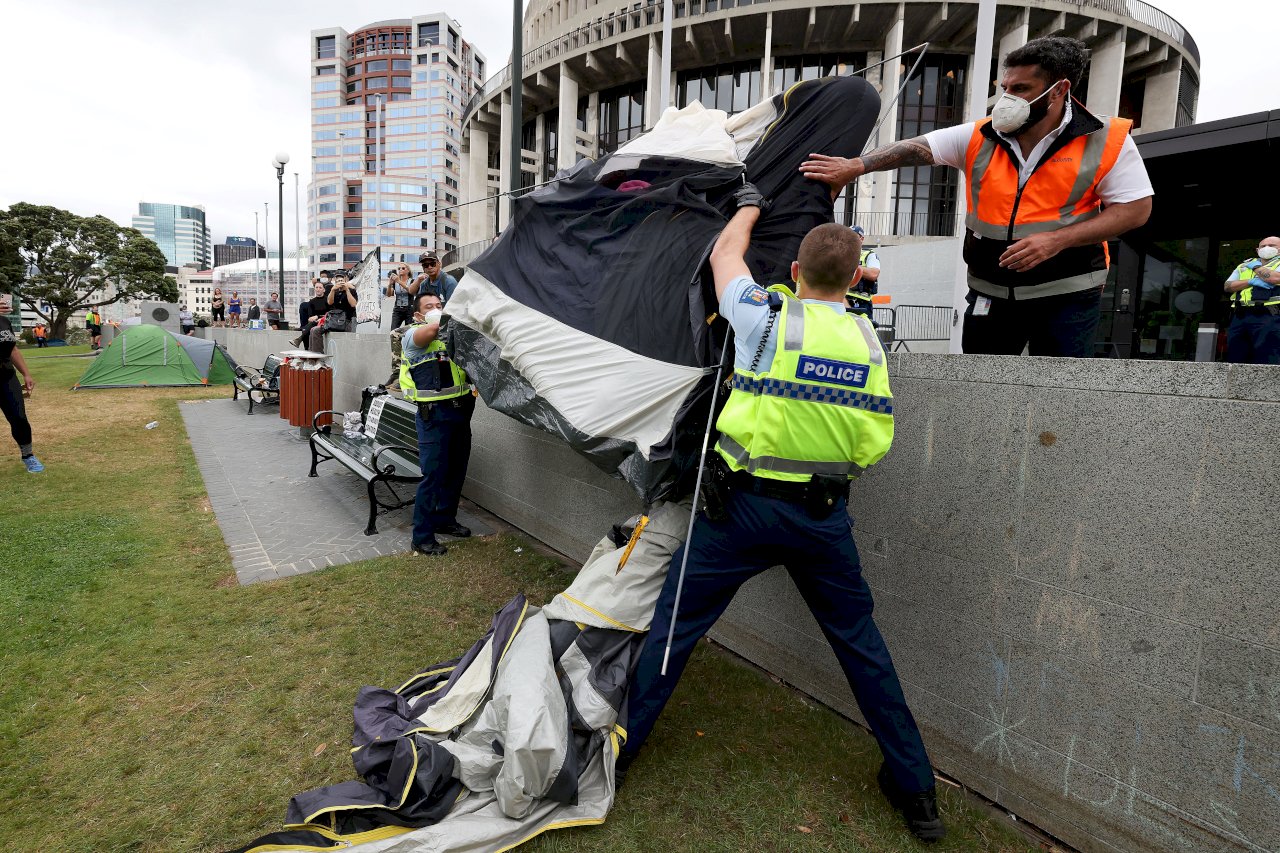 紐西蘭反疫苗示威紮營國會外 警方清場逮逾120人