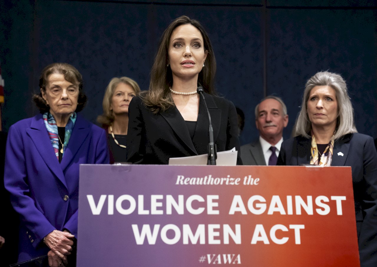 女星安潔莉娜裘莉籲反家暴 美國反婦女暴力法過關露曙光