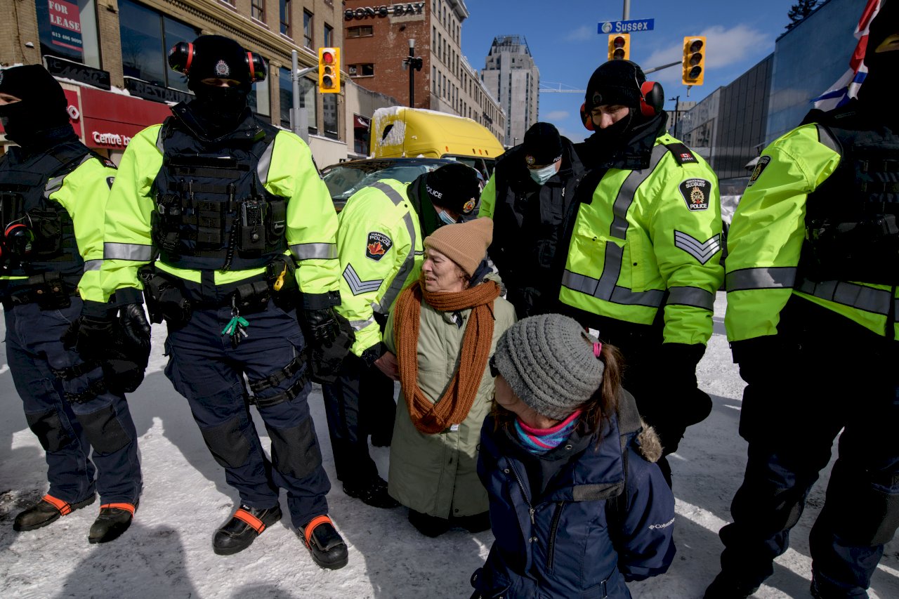 加拿大警方清場反疫苗示威 努力恢復首都秩序