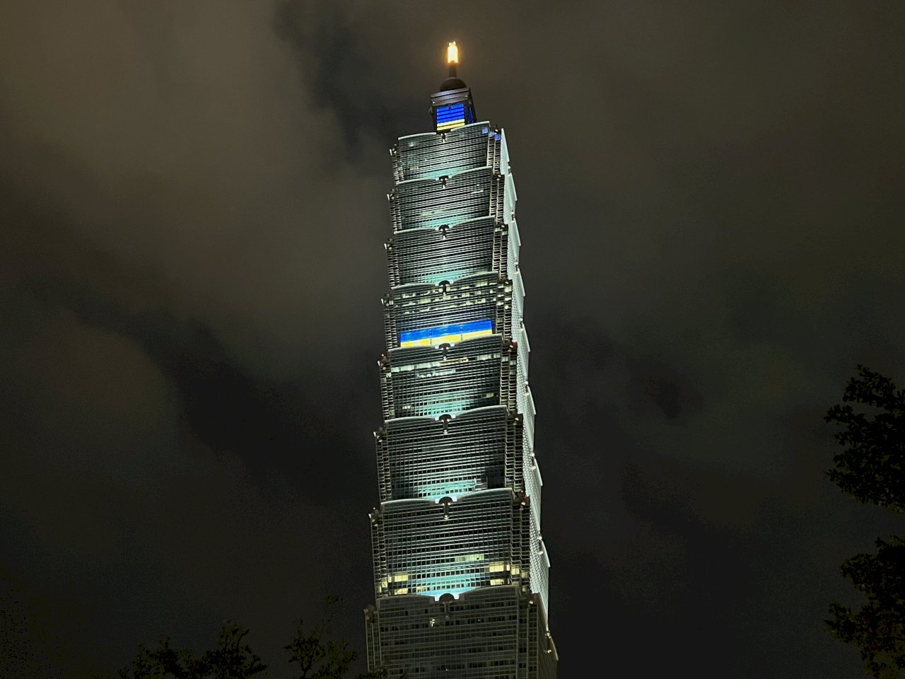 台北101晚間點燈秀烏克蘭國旗 為世界和平祈福 (影音 )