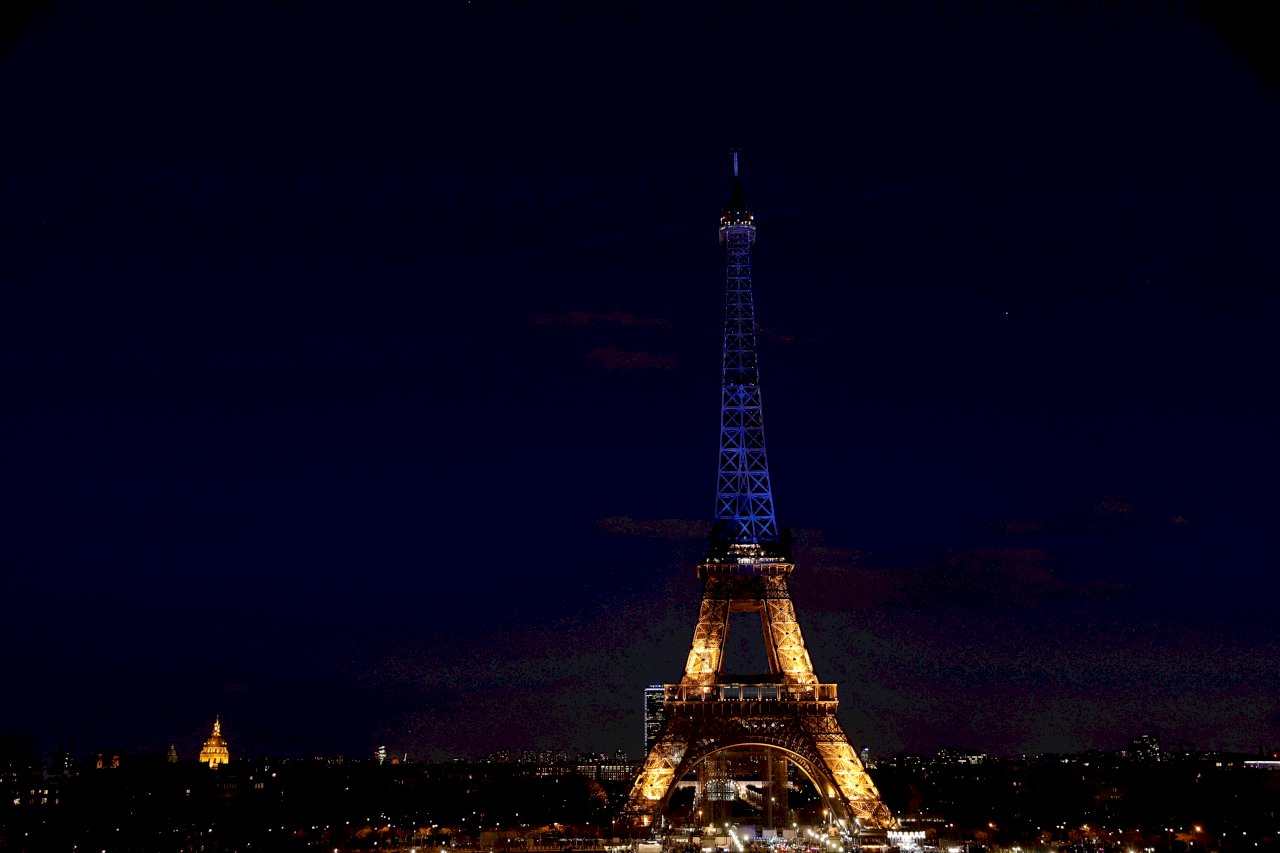 挺烏克蘭 巴黎鐵塔等全球地標投射藍黃國旗色