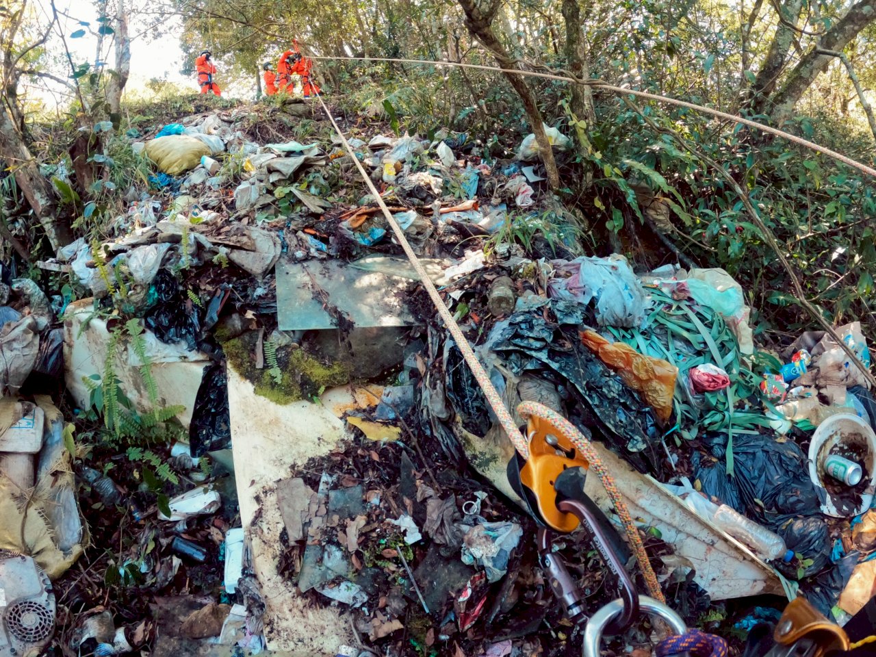 「綠色和平」深入南投山區淨山 一天清出500公斤垃圾瀑布