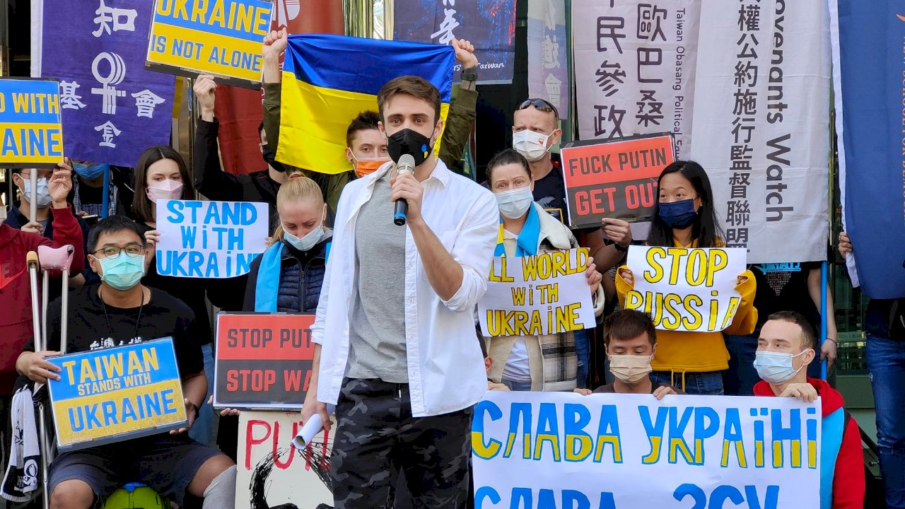 在台烏克蘭青年赴莫北協抗議 高喊：停止戰爭、榮光歸烏克蘭 (影音)