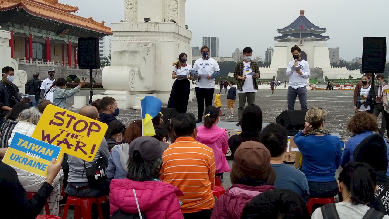 冷風中挺烏克蘭 國內外民眾聚集台灣自由廣場