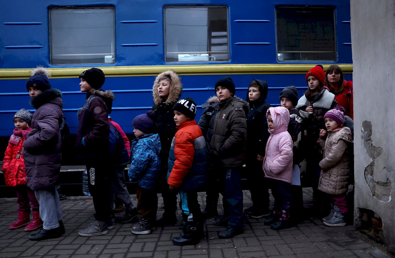 「他們太年輕了」 烏克蘭孤兒躲轟炸逃往安全地方