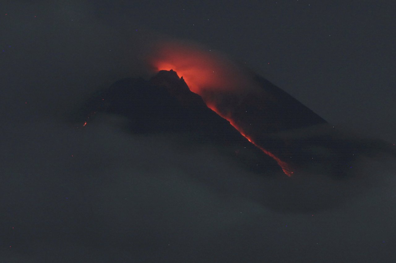 印尼梅拉比火山噴發熔岩 253位居民急撤