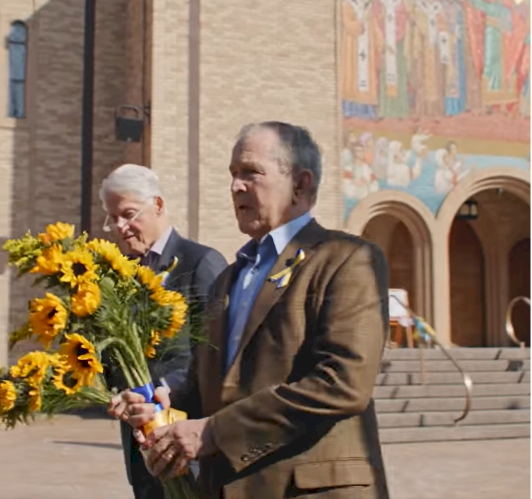 柯林頓和小布希繫黃藍絲帶 訪烏克蘭教堂展現支持