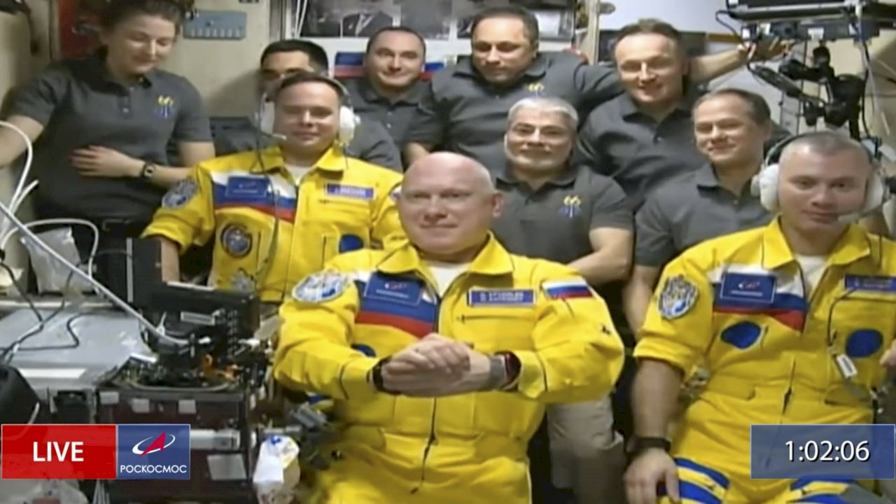 俄太空人登國際太空站 服裝顏色類似烏克蘭國旗
