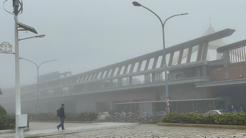 霧鎖金門影響23航班 民眾忙找機位搶訂民宿