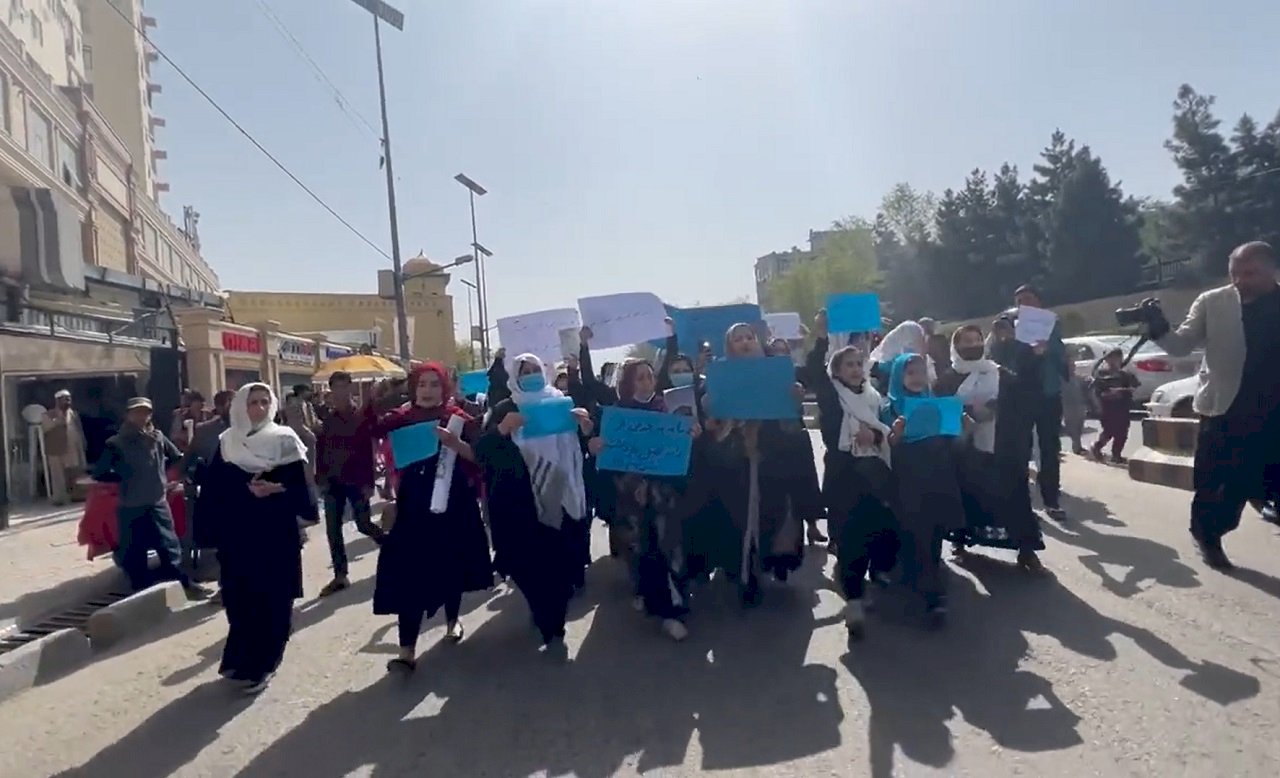 阿富汗女學生上街抗議 要求「開放學校」