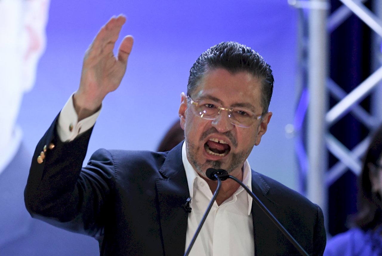 哥斯大黎加總統大選 反建制派經濟學家查維斯勝出