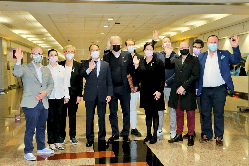 瑞典國會與歐洲議會訪團11人  搭機抵達台灣