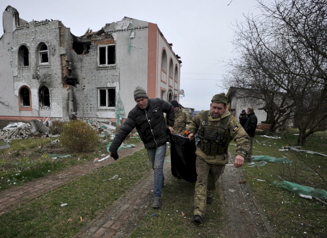 烏克蘭：基輔附近發現1200具屍體 東部戰事一觸即發